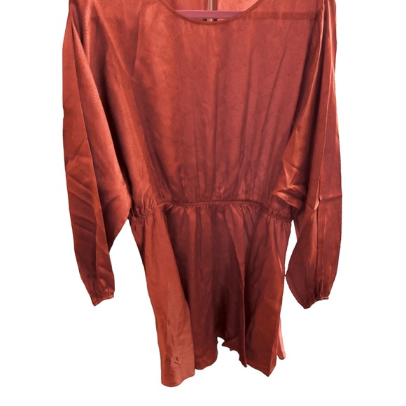 Cute mini dress very flowy and satiny. Size L - Picture 6 of 10